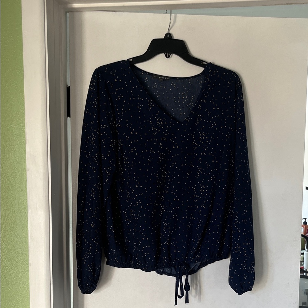 West Kei Navy V‑Neck Long Sleeve Drawstring Top with Cream Speckle